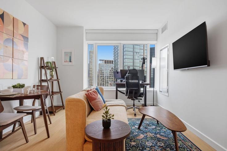 Elegante sala de estar con mobiliario moderno en un apartamento en Building Dupont Street - anyplaceru - 1355919 en Brooklyn, New York