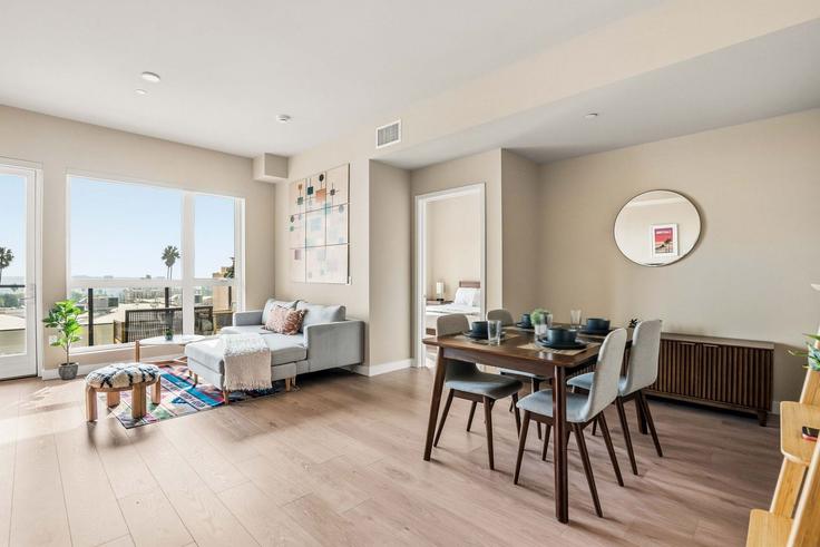 Sala de estar elegantemente projetada com móveis modernos em um apartamento no Building North Fairfax Avenue - anyplaceru - 1382994 em Los Angeles, Los Angeles Sala de estar elegantemente projetada com móveis modernos em um apartamento no Building North Fairfax Avenue - anyplaceru - 1382994 em Los Angeles, Los Angeles