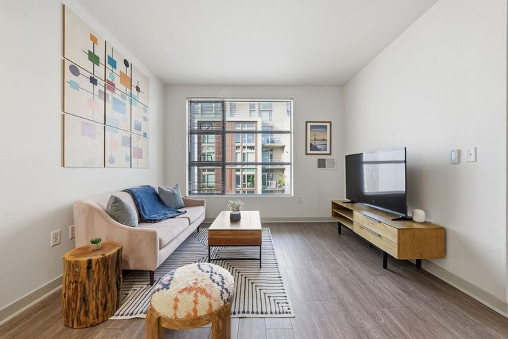 Sala de estar elegantemente projetada com móveis modernos em um apartamento no Building 4th Street - anyplaceru - 1407701 em San Francisco, San Francisco