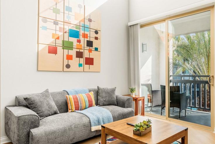 Building Alton Parkway - anyplaceru - 1436044 adresindeki bir dairede modern mobilyalarla zarif bir şekilde tasarlanmış oturma odası Irvine, Irvine Building Alton Parkway - anyplaceru - 1436044 adresindeki bir dairede modern mobilyalarla zarif bir şekilde tasarlanmış oturma odası Irvine, Irvine