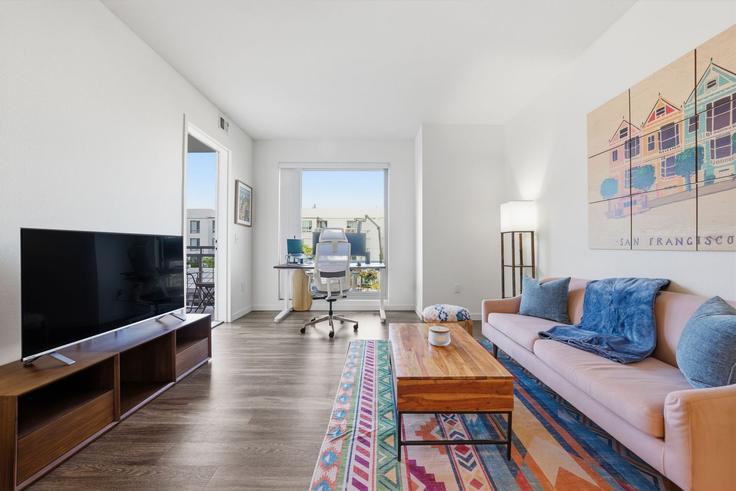 Sala de estar elegantemente projetada com móveis modernos em um apartamento no Building 4th Street - anyplaceru - 1436064 em San Francisco, San Francisco