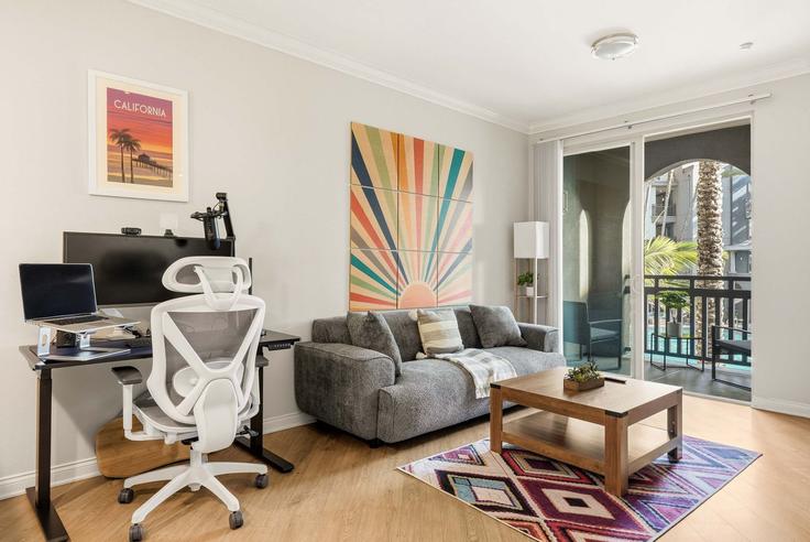Building Alton Parkway - anyplaceru - 1459586 adresindeki bir dairede modern mobilyalarla zarif bir şekilde tasarlanmış oturma odası Irvine, Irvine Building Alton Parkway - anyplaceru - 1459586 adresindeki bir dairede modern mobilyalarla zarif bir şekilde tasarlanmış oturma odası Irvine, Irvine