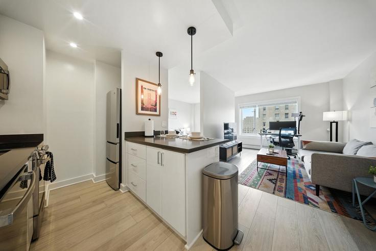 Salle de séjour élégante avec mobilier moderne dans un appartement à Building Pine Street - anyplaceru - 1461468 à San Francisco, San Francisco