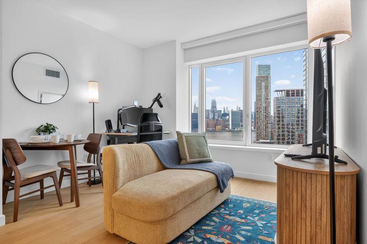 Building Dupont Street - anyplaceru - 1471252 adresindeki bir dairede modern mobilyalarla zarif bir şekilde tasarlanmış oturma odası Brooklyn, New York Building Dupont Street - anyplaceru - 1471252 adresindeki bir dairede modern mobilyalarla zarif bir şekilde tasarlanmış oturma odası Brooklyn, New York