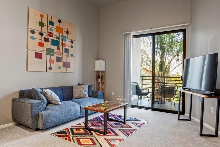 Elegante sala de estar con mobiliario moderno en un apartamento en Building Bluffside Drive - anyplaceru - 1501478 en Los Angeles, Los Angeles Elegante sala de estar con mobiliario moderno en un apartamento en Building Bluffside Drive - anyplaceru - 1501478 en Los Angeles, Los Angeles