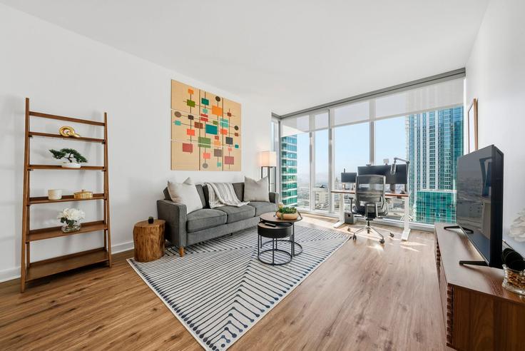 Elegant gestaltetes Wohnzimmer mit moderner Einrichtung in einer Wohnung im Building Fremont Street - anyplaceru - 1507046 in San Francisco, San Francisco