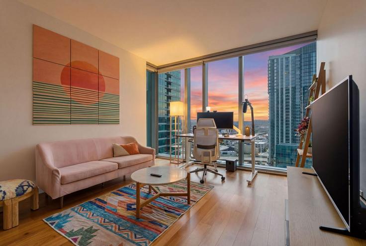 Salle de séjour élégante avec mobilier moderne dans un appartement à Building Fremont Street - anyplaceru - 1507046 à San Francisco, San Francisco