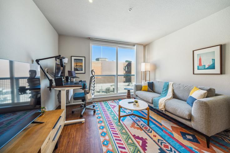 Sala de estar elegantemente projetada com móveis modernos em um apartamento no Building Post Street - anyplaceru - 1507049 em San Francisco, San Francisco