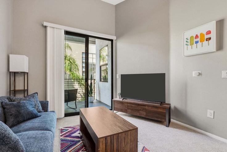 Elegante sala de estar con mobiliario moderno en un apartamento en Building Bluffside Drive - anyplaceru - 1507587 en Los Angeles, Los Angeles Elegante sala de estar con mobiliario moderno en un apartamento en Building Bluffside Drive - anyplaceru - 1507587 en Los Angeles, Los Angeles
