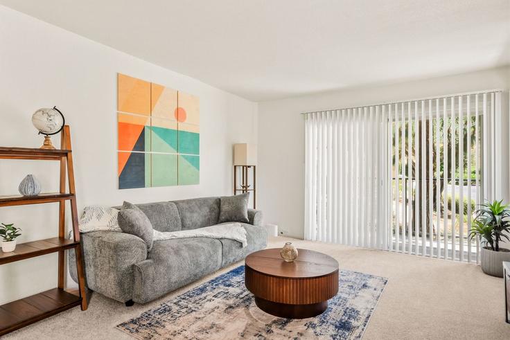 Los Angeles, Los Angeles에 위치한 Building Barham Boulevard - anyplaceru - 1510867 유닛의 세련된 인테리어가 돋보이는 거실