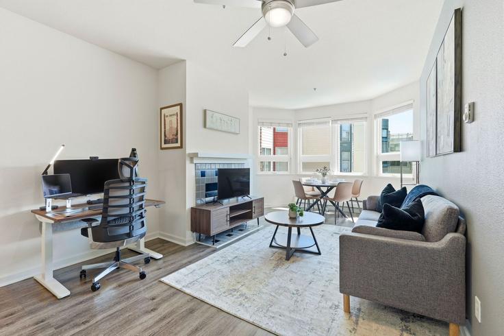 Salle de séjour élégante avec mobilier moderne dans un appartement à Building Post Street - anyplaceru - 1516032 à San Francisco, San Francisco