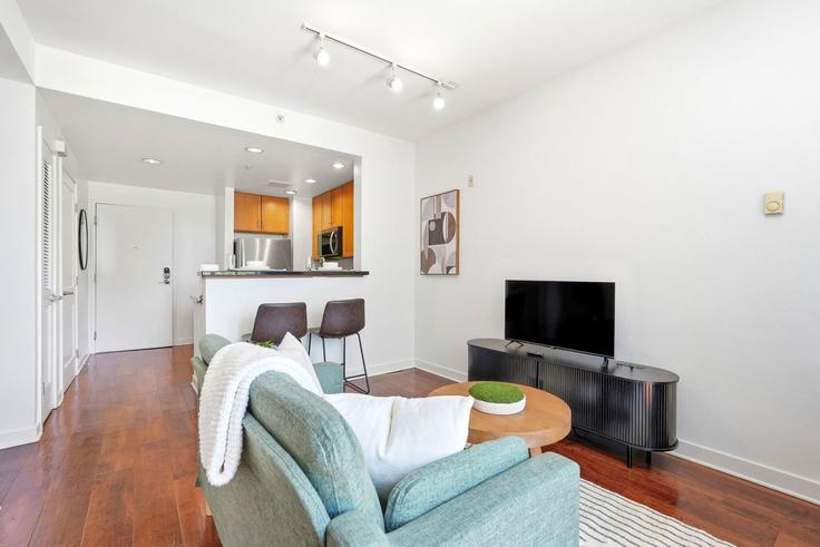 Salle de séjour élégante avec mobilier moderne dans un appartement à Building Berry Street - anyplaceru - 1520962 à San Francisco, San Francisco