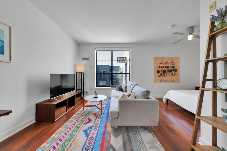 Elegant gestaltetes Wohnzimmer mit moderner Einrichtung in einer Wohnung im Building Berry Street - anyplaceru - 1520962 in San Francisco, San Francisco