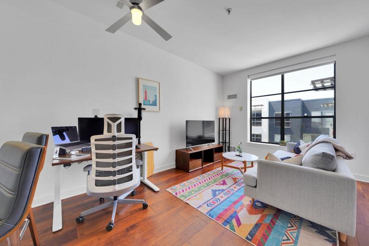 Sala de estar elegantemente projetada com móveis modernos em um apartamento no Building Berry Street - anyplaceru - 1520962 em San Francisco, San Francisco