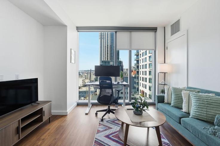 Sala de estar elegantemente projetada com móveis modernos em um apartamento no Building Fremont Street - anyplaceru - 1523557 em San Francisco, San Francisco