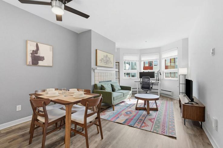 Salle de séjour élégante avec mobilier moderne dans un appartement à Building Post Street - anyplaceru - 1538937 à San Francisco, San Francisco