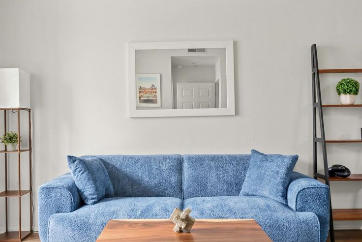 Salle de séjour élégante avec mobilier moderne dans un appartement à Building Glencoe Avenue - anyplaceru - 1538936 à Los Angeles, Los Angeles Salle de séjour élégante avec mobilier moderne dans un appartement à Building Glencoe Avenue - anyplaceru - 1538936 à Los Angeles, Los Angeles