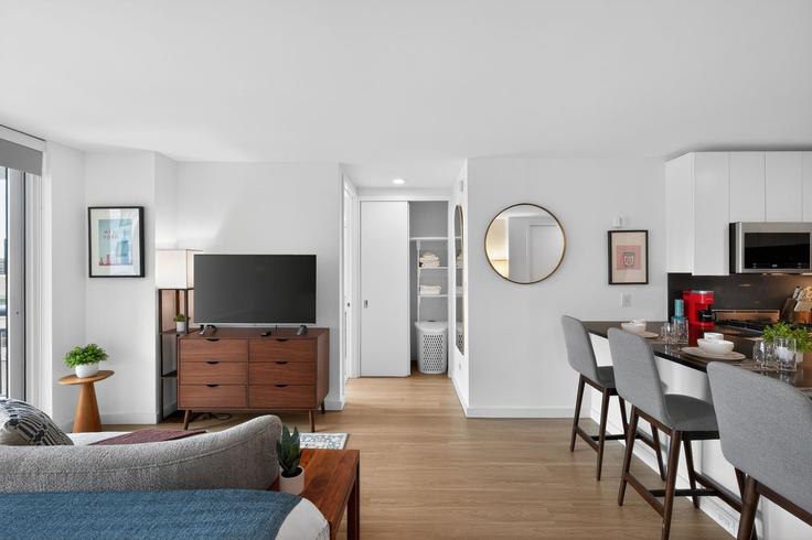 Elegante sala de estar con mobiliario moderno en un apartamento en Building West 37th Street - anyplaceru - 1541000 en Manhattan, New York