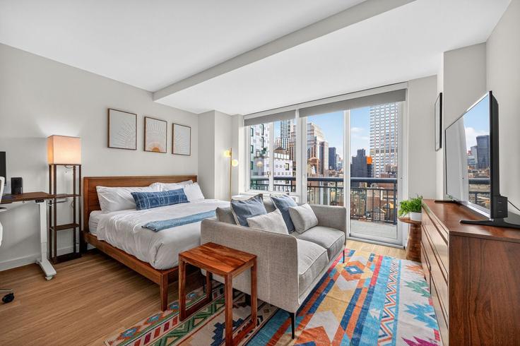 Elegant gestaltetes Wohnzimmer mit moderner Einrichtung in einer Wohnung im Building West 37th Street - anyplaceru - 1541000 in Manhattan, New York Elegant gestaltetes Wohnzimmer mit moderner Einrichtung in einer Wohnung im Building West 37th Street - anyplaceru - 1541000 in Manhattan, New York