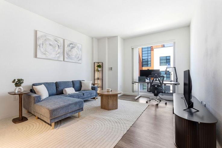 Elegante sala de estar con mobiliario moderno en un apartamento en Building 4th Street - anyplaceru - 1545153 en San Francisco, San Francisco