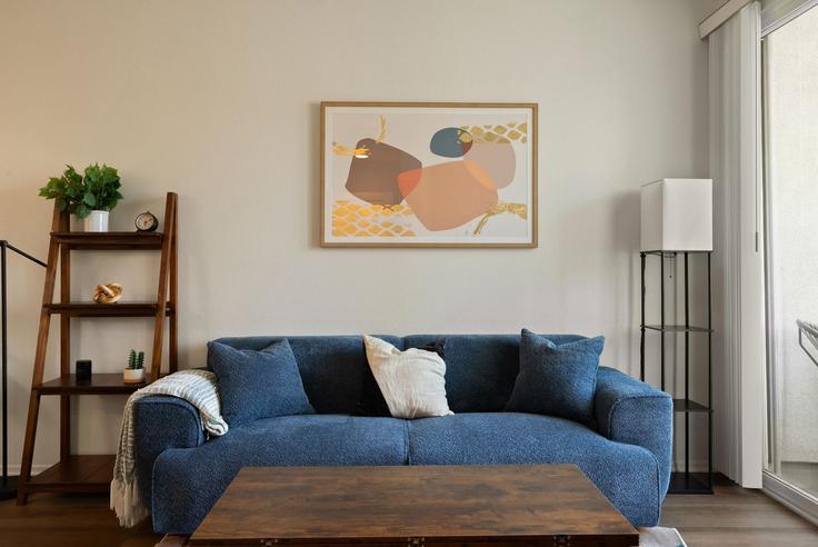 Salle de séjour élégante avec mobilier moderne dans un appartement à Building Glencoe Avenue - anyplaceru - 1560730 à Los Angeles, Los Angeles Salle de séjour élégante avec mobilier moderne dans un appartement à Building Glencoe Avenue - anyplaceru - 1560730 à Los Angeles, Los Angeles