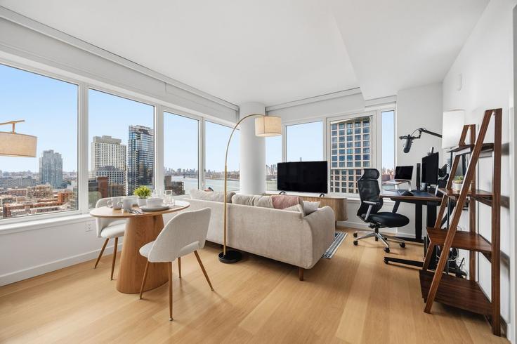 Elegante sala de estar con mobiliario moderno en un apartamento en Building Dupont Street - anyplaceru - 1583661 en Brooklyn, New York Elegante sala de estar con mobiliario moderno en un apartamento en Building Dupont Street - anyplaceru - 1583661 en Brooklyn, New York