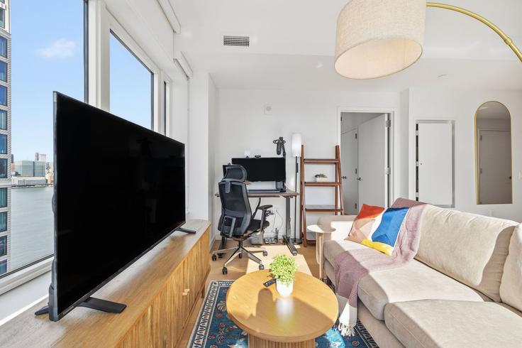 Building Dupont Street - anyplaceru - 1583661 adresindeki bir dairede modern mobilyalarla zarif bir şekilde tasarlanmış oturma odası Brooklyn, New York Building Dupont Street - anyplaceru - 1583661 adresindeki bir dairede modern mobilyalarla zarif bir şekilde tasarlanmış oturma odası Brooklyn, New York
