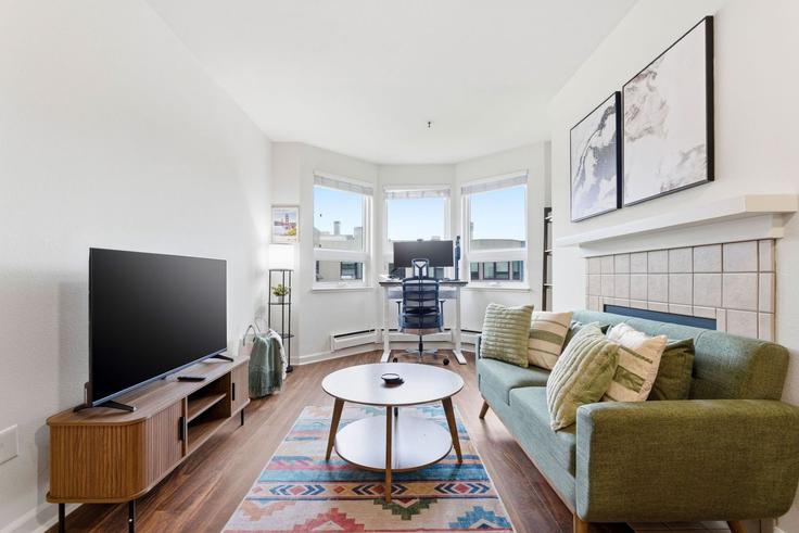 Sala de estar elegantemente projetada com móveis modernos em um apartamento no Building Post Street - anyplaceru - 1595846 em San Francisco, San Francisco Sala de estar elegantemente projetada com móveis modernos em um apartamento no Building Post Street - anyplaceru - 1595846 em San Francisco, San Francisco
