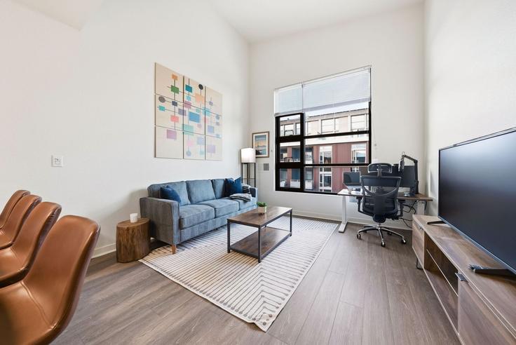 Salle de séjour élégante avec mobilier moderne dans un appartement à Building 4th Street - anyplaceru - 1597050 à San Francisco, San Francisco
