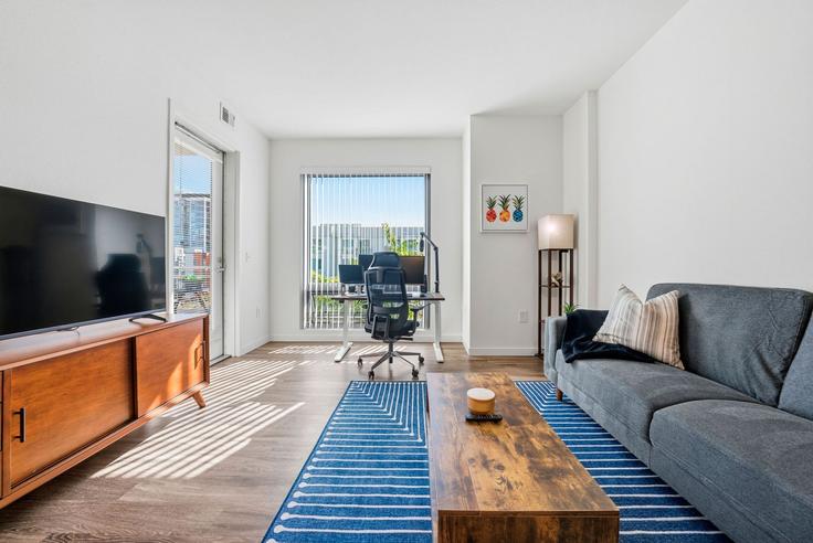 Salle de séjour élégante avec mobilier moderne dans un appartement à Building 4th Street - anyplaceru - 1597049 à San Francisco, San Francisco