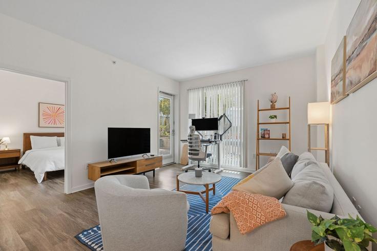 Elegante sala de estar con mobiliario moderno en un apartamento en Building 4th Street - anyplaceru - 1597049 en San Francisco, San Francisco