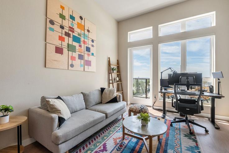 Sala de estar elegantemente projetada com móveis modernos em um apartamento no Building North Fairfax Avenue - anyplaceru - 1624500 em Los Angeles, Los Angeles Sala de estar elegantemente projetada com móveis modernos em um apartamento no Building North Fairfax Avenue - anyplaceru - 1624500 em Los Angeles, Los Angeles