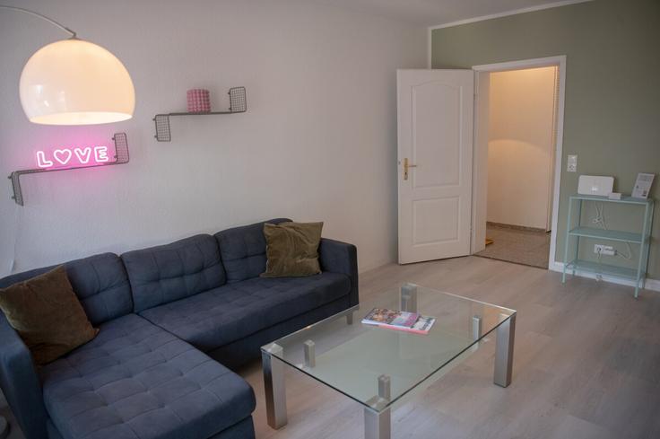 Elegante sala de estar con mobiliario moderno en un apartamento en Building Karlstraße - apartments-strauss - 1504420 en Braunschweig, Braunschweig
