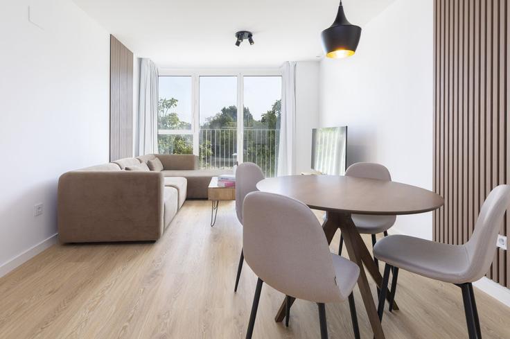 Building Xavier Casp - apartup - 1370228 adresindeki bir dairede modern mobilyalarla zarif bir şekilde tasarlanmış oturma odası Poblats Marítims, Valencia Building Xavier Casp - apartup - 1370228 adresindeki bir dairede modern mobilyalarla zarif bir şekilde tasarlanmış oturma odası Poblats Marítims, Valencia