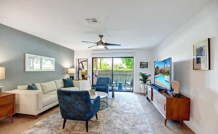 Elegant gestaltetes Wohnzimmer mit moderner Einrichtung in einer Wohnung im Building Ramon Road - apekrentals - 1034630 - LAX in Palm Springs, Palm Springs Elegant gestaltetes Wohnzimmer mit moderner Einrichtung in einer Wohnung im Building Ramon Road - apekrentals - 1034630 - LAX in Palm Springs, Palm Springs