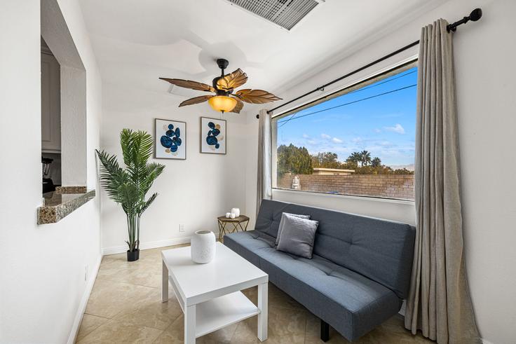 Building North Victoria Road - apekrentals - 1022789 - LAX adresindeki bir dairede modern mobilyalarla zarif bir şekilde tasarlanmış oturma odası Palm Springs, Palm Springs Building North Victoria Road - apekrentals - 1022789 - LAX adresindeki bir dairede modern mobilyalarla zarif bir şekilde tasarlanmış oturma odası Palm Springs, Palm Springs