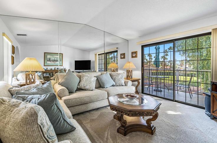 Elegant gestaltetes Wohnzimmer mit moderner Einrichtung in einer Wohnung im Building East Mesquite Avenue - apekrentals - 1301139 - LAX in Palm Springs, Palm Springs Elegant gestaltetes Wohnzimmer mit moderner Einrichtung in einer Wohnung im Building East Mesquite Avenue - apekrentals - 1301139 - LAX in Palm Springs, Palm Springs