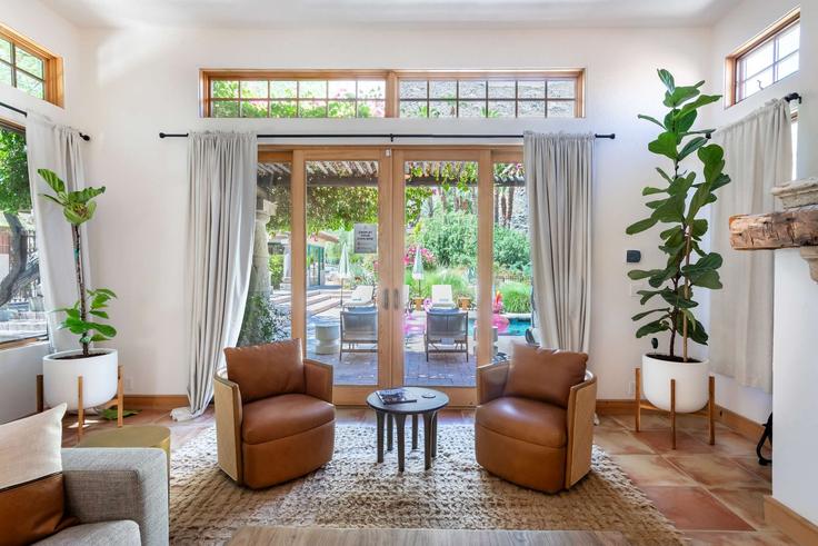 Building West Linda Vista Drive - apekrentals - 1034632 - LAX adresindeki bir dairede modern mobilyalarla zarif bir şekilde tasarlanmış oturma odası Palm Springs, Palm Springs Building West Linda Vista Drive - apekrentals - 1034632 - LAX adresindeki bir dairede modern mobilyalarla zarif bir şekilde tasarlanmış oturma odası Palm Springs, Palm Springs