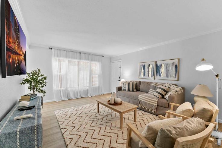 Elegant gestaltetes Wohnzimmer mit moderner Einrichtung in einer Wohnung im Building Reynard Way - apekrentals - 1301229 - SAN in San Diego, San Diego Elegant gestaltetes Wohnzimmer mit moderner Einrichtung in einer Wohnung im Building Reynard Way - apekrentals - 1301229 - SAN in San Diego, San Diego