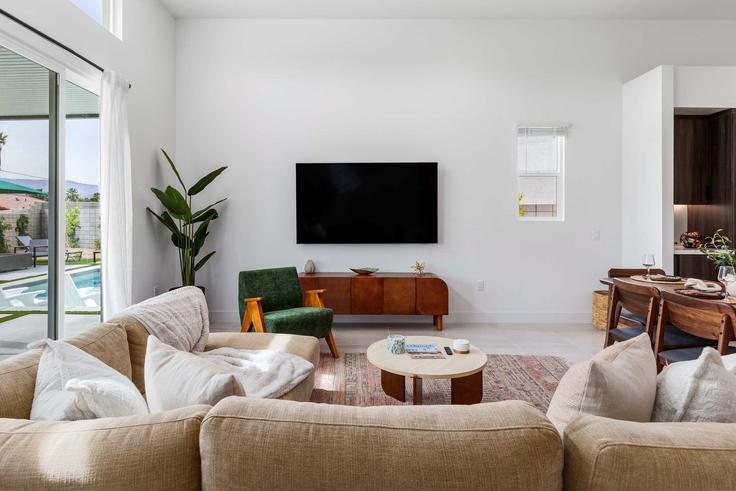 Building Volare Court - apekrentals - 1514560 adresindeki bir dairede modern mobilyalarla zarif bir şekilde tasarlanmış oturma odası Bermuda Dunes, Bermuda Dunes