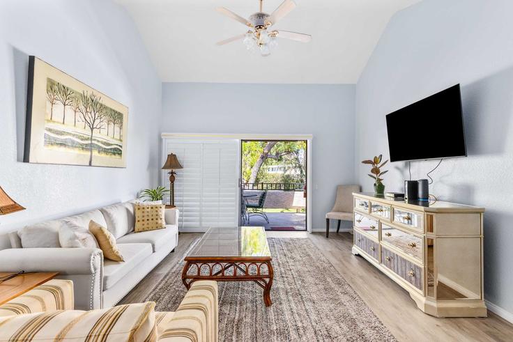 Building Cherokee Way - apekrentals - 1572274 adresindeki bir dairede modern mobilyalarla zarif bir şekilde tasarlanmış oturma odası Palm Springs, Palm Springs Building Cherokee Way - apekrentals - 1572274 adresindeki bir dairede modern mobilyalarla zarif bir şekilde tasarlanmış oturma odası Palm Springs, Palm Springs