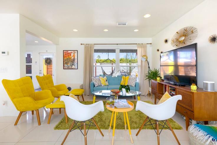 Building Calle San Antonio - apekrentals - 1022779 - LAX adresindeki bir dairede modern mobilyalarla zarif bir şekilde tasarlanmış oturma odası Palm Springs, Palm Springs Building Calle San Antonio - apekrentals - 1022779 - LAX adresindeki bir dairede modern mobilyalarla zarif bir şekilde tasarlanmış oturma odası Palm Springs, Palm Springs