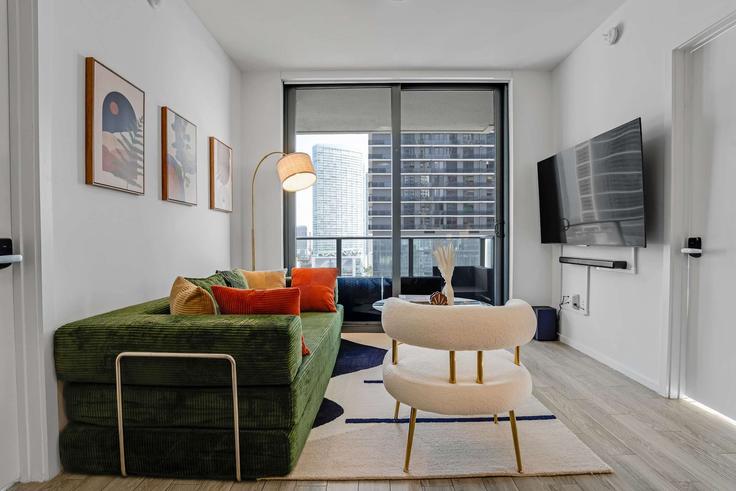 Salle de séjour élégante avec mobilier moderne dans un appartement à Building Northeast 2nd Avenue - apex-hospitality-rentals - 1507058 à Miami, Miami Salle de séjour élégante avec mobilier moderne dans un appartement à Building Northeast 2nd Avenue - apex-hospitality-rentals - 1507058 à Miami, Miami