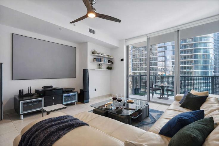 Elegant gestaltetes Wohnzimmer mit moderner Einrichtung in einer Wohnung im Building Southeast 3rd Street - apex-hospitality-rentals - 1461659 in Miami, Miami