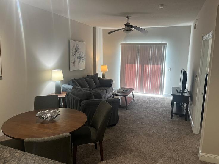 Salle de séjour élégante avec mobilier moderne dans un appartement à Building Sharon Road - aplusaccommodations - 1344190 à Charlotte, Charlotte Salle de séjour élégante avec mobilier moderne dans un appartement à Building Sharon Road - aplusaccommodations - 1344190 à Charlotte, Charlotte