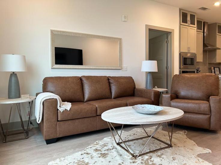 Elegante sala de estar con mobiliario moderno en un apartamento en Building Ballantyne Corporate Place - aplusaccommodations - 1344147 en Charlotte, Charlotte