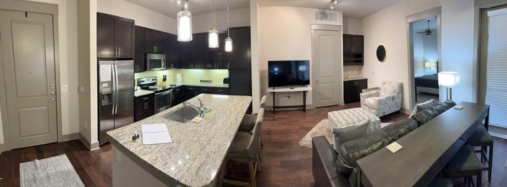 Elegant gestaltetes Wohnzimmer mit moderner Einrichtung in einer Wohnung im Building Carnegie Boulevard - aplusaccommodations - 1344163 in Charlotte, Charlotte