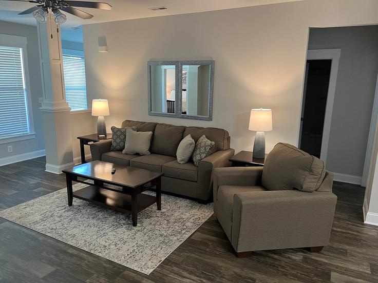 Salle de séjour élégante avec mobilier moderne dans un appartement à Building Lenten Rose Court - aplusaccommodations - 1344151 à Charlotte, Charlotte