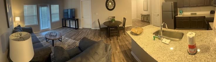 Sala de estar elegantemente projetada com móveis modernos em um apartamento no Building Broadcloth Street - aplusaccommodations - 1344146 em Fort Mill, Fort Mill