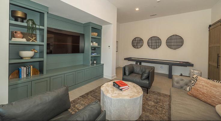 Elegante sala de estar con mobiliario moderno en un apartamento en Building Cooper River Circle - aplusaccommodations - 1459279 en Fort Mill, Fort Mill